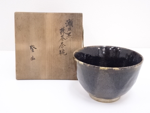 堅山造　瀬戸黒茶碗